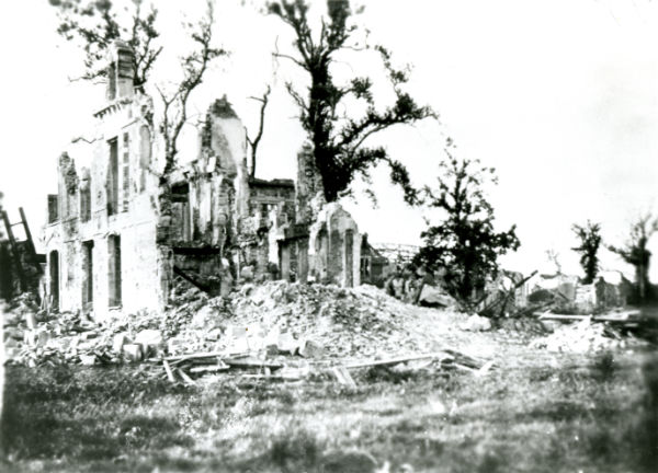 chateau après bombardement