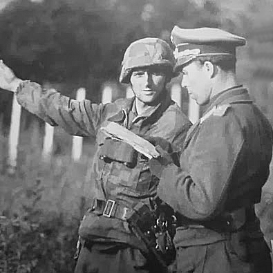 Le lieutenant Gerhard Bandomir (à gauche) en compagnie du lieutenant-colonel Hans von Luck