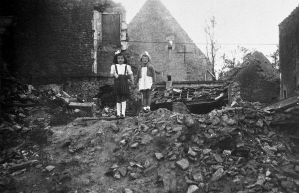 Fillettes dans les ruines de leur maison